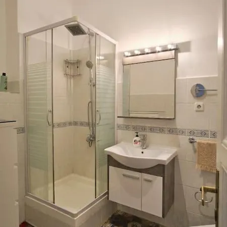 Apartment An Elegant 2 Bedroom With Stunning View