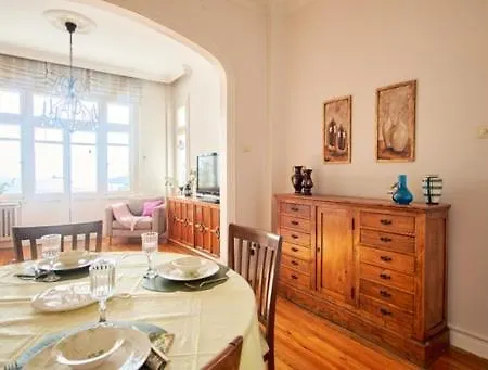 An Elegant 2 Bedroom With Stunning View Apartment *